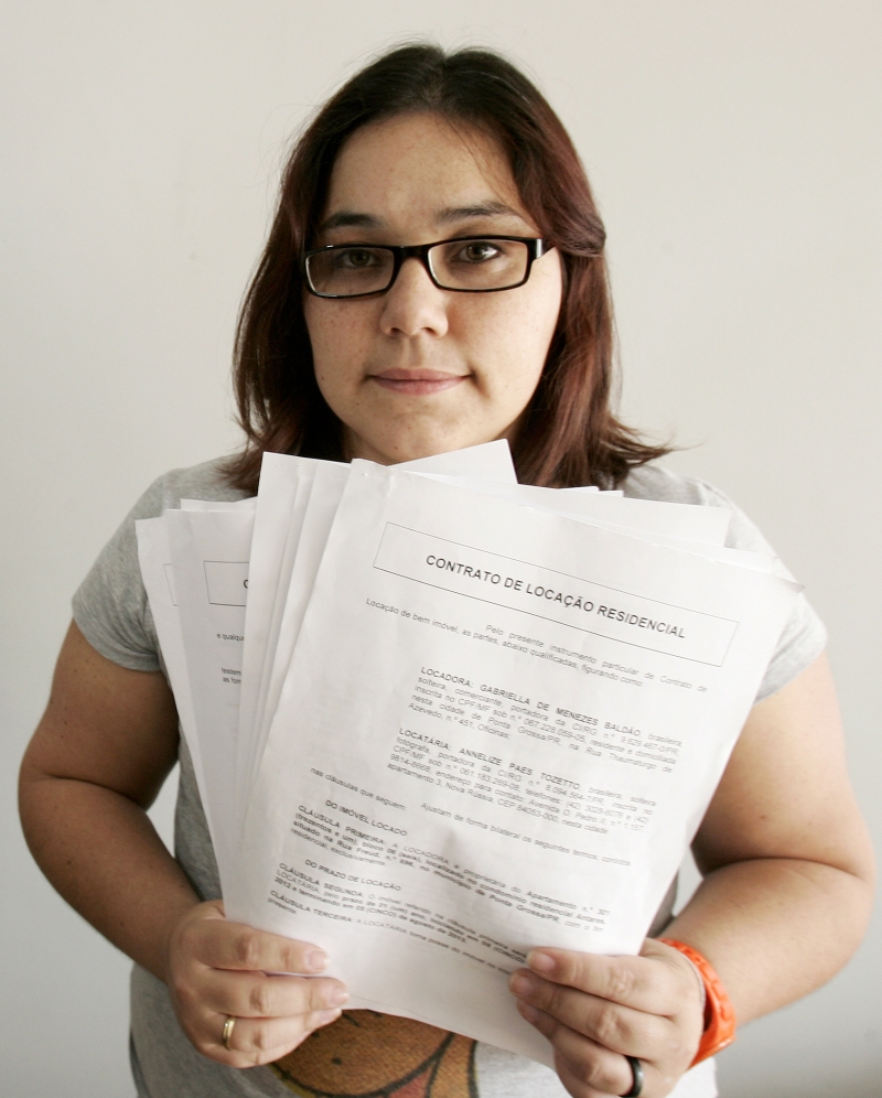 A fotógrafa Annelize Tozetto teve apenas dois dias para providenciar toda a documen- tação exigida pela imobiliária para alugar um imóvel | Josué Teixeira/ Gazeta do Povo