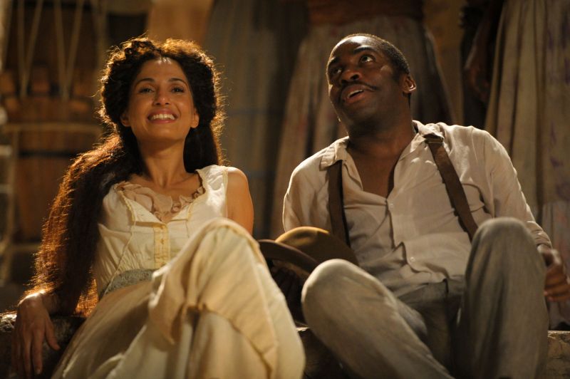 Camila Pitanga (Isabel) e Lázaro Ramos (Zé Maria): os pensamentos modernos dela em relação à posição social da mulher entram em conflito com o pensamento do noivo | João Cotta/TV Globo