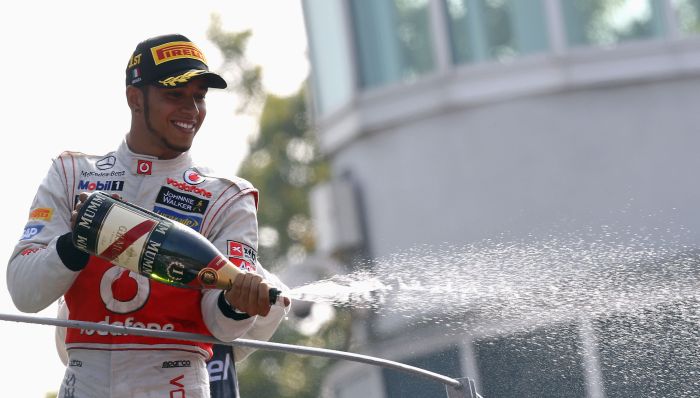 Hamilton comemora a vitória em Monza, primeira no circuito e terceira no campeonato | Stefano Relladini/Reuters