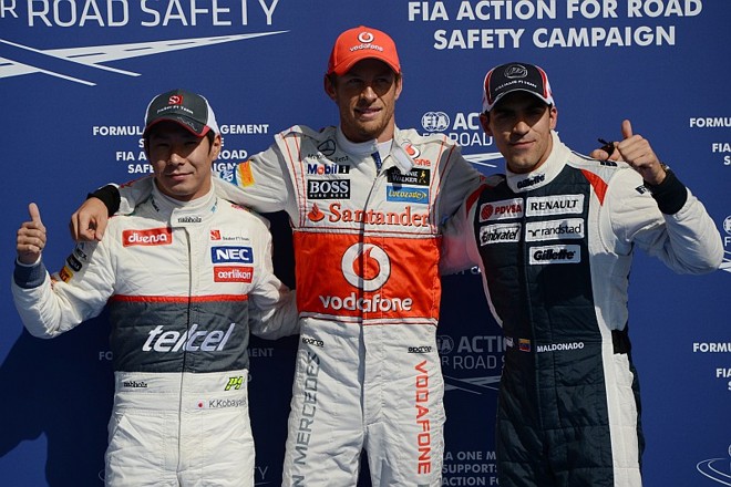 Button posa ao lado dos surpreendentes Kobayashi (à esquerda, segundo colocado) e Maldonado (à direita, terceiro colocado) | 