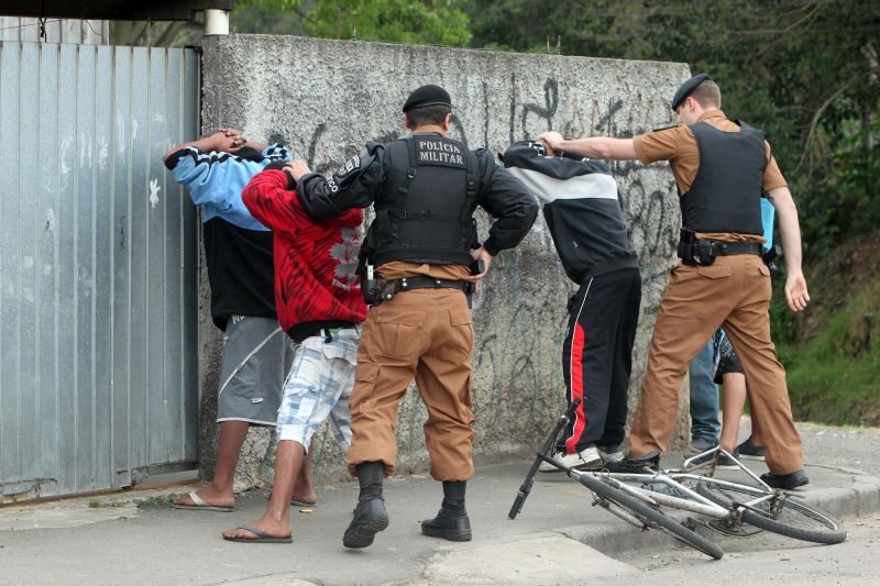 Policiais revistam jovens, após controlarem o tumulto | Albari Rosa/ Gazeta do Povo