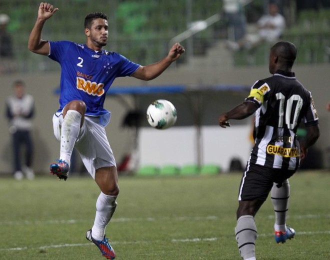 O cruzeirense Léo disputa a jogada com Seedorf, grande destaque da vitória do Botafogo | Washington Alves / Vipcomm