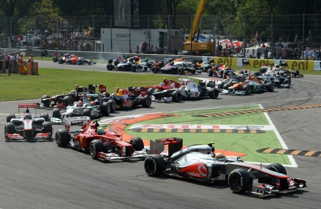 Na primeira curva, Hamilton, Massa e Button liderando |