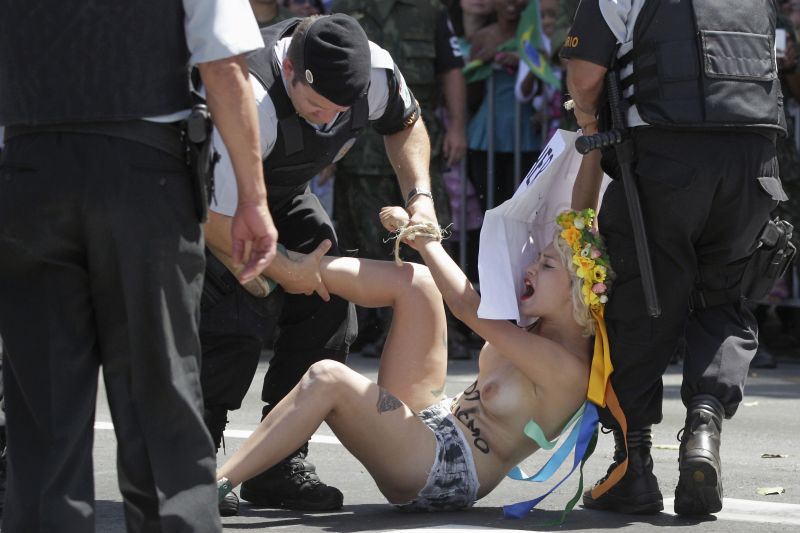 As ativistas protestaram em favor da emancipação da mulher brasileira | REUTERS/Ueslei Marcelino