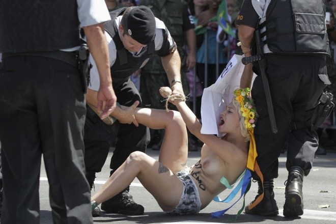 As ativistas protestaram em favor da emancipação da mulher brasileira |