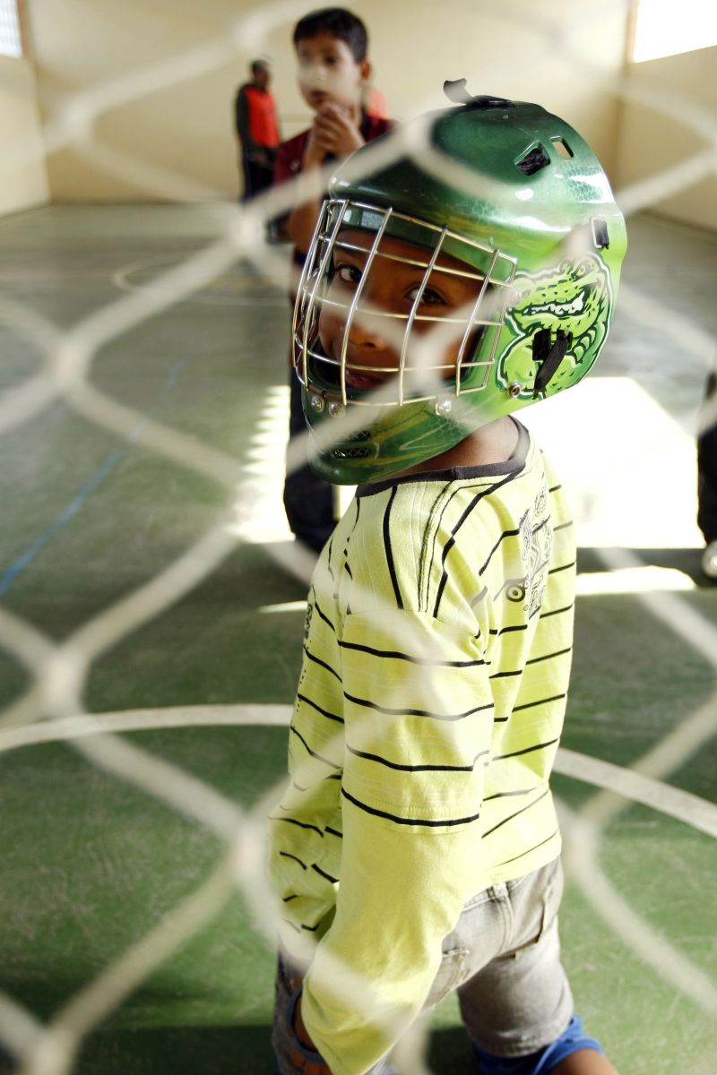 Crianças e adolescentes jogam floorball no ginásio da Ossa, uma das ONGs da ocupação: esporte para prevenir linhas proibidas | Henry Milléo / Gazeta do Povo