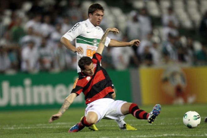 Flamengo impede a descida de William Faria pelo Coxa |