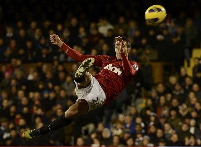 Atacante holandês Van Persie marcou na vitória do Manchester | Phil Noble/Reuters