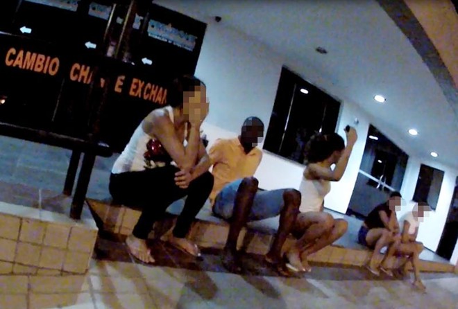 Adolescentes fazem ponto em frente ao flat na Praia de Iracema em Fortaleza |