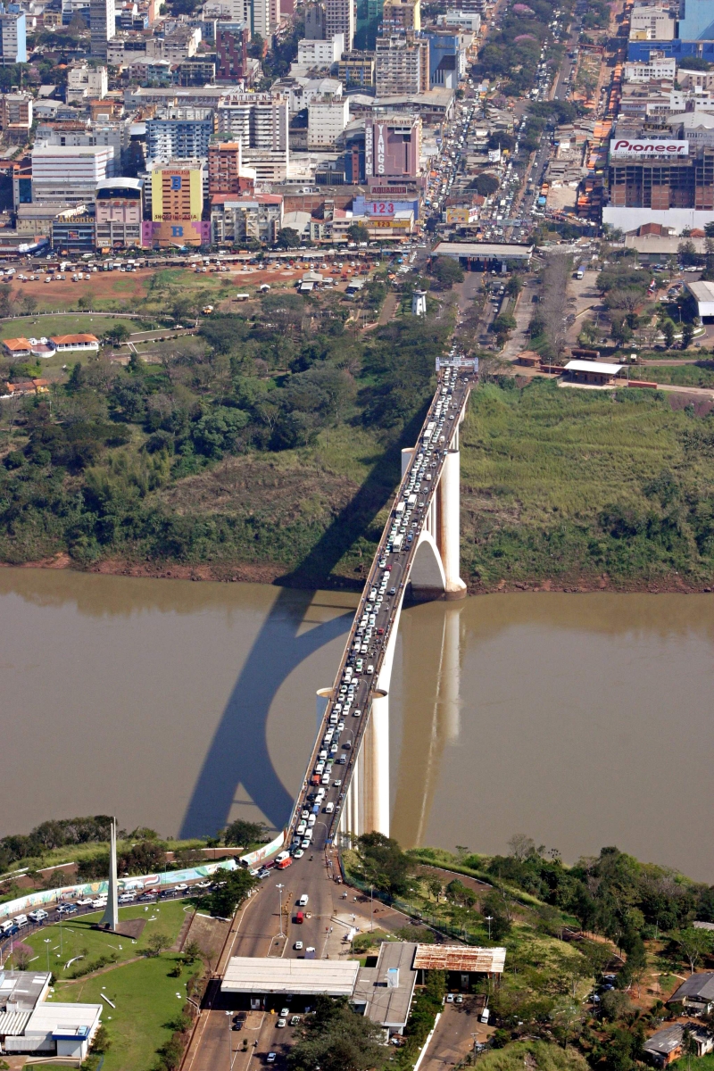 Ponte da Amizade, em Foz: a obra mais valiosa para o estado que consta do projeto do orçamento da União para 2013 é a 2ª ponte ligando Brasil e Paraguai. Custará R$ 86 milhões | Christian Rizzi/ Gazeta do Povo