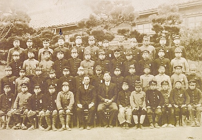Wataru (à esquerda, marcado com uma flecha), junto com os companheiros do exército japonês. Era um orgulho entrar para o exército, mesmo sabendo que eles entravam para morrer (soldados suicidas) |