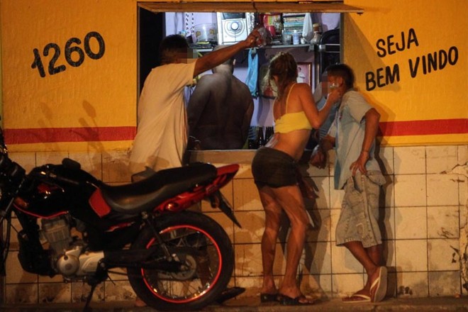 Movimentação de garotas de programa em bar na frente de um motel na praia Barra do Ceará em Fortaleza |