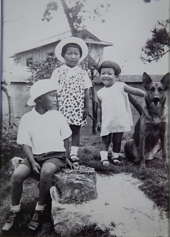 Sítio onde Shibuya morava com as duas irmãs (na foto) e a avó |