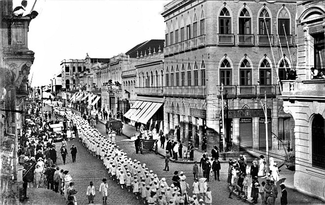 Dia 7 de Setembro de 1922, cinco mil crianças dos Grupos Escolares desfilam pela Rua XV de Novembro | 