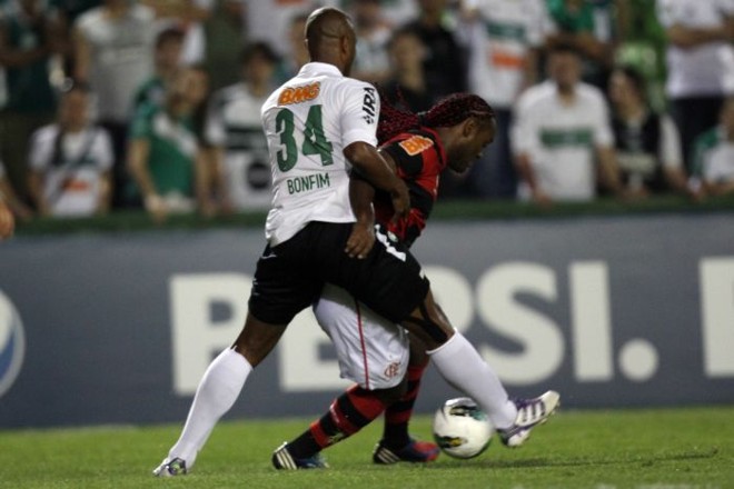 Vagner Love em disputa com marcador coxa Bonfim |
