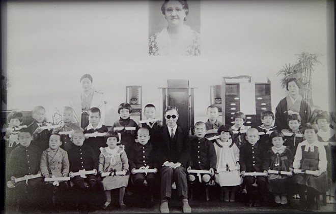 Bem antes do ataque nuclear, Shibuya mostra a foto de como a vida era tranquila e ele podia frequentar a escola. Ele é o primeiro da esquerda para a direita, na fila debaixo |