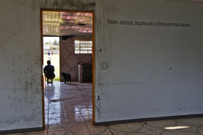 Sede do clube prega na parede: 