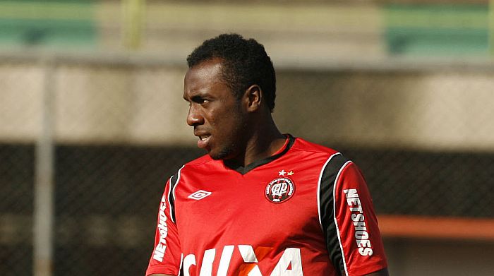 Manoel torceu o tornozelo esquerdo no empate em 1 a 1 com o Ipatinga sexta-feira | Antonio More / Gazeta do Povo