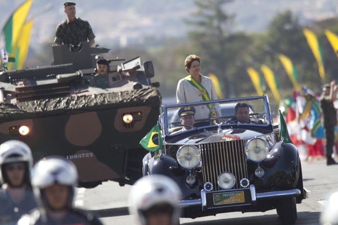 A presidente foi seguida por tanques do Exército no desfile militar |