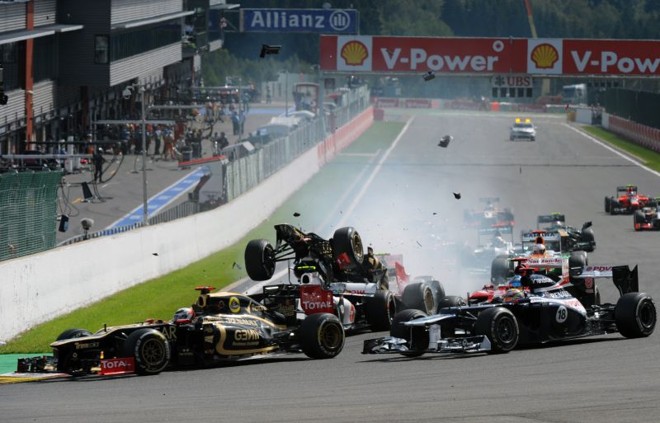 Romain Grosjean, piloto da Lotus, provoca acidente e tira Fernando Alonso e Lewis Hamilton do Grande Prêmio da Bélgica | 