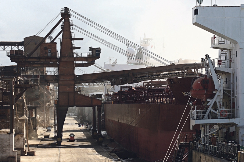 Exportação de grãos em Paranaguá. Paraná costuma ir bem quando o agronegócio vai bem | Felipe Rosa / Gazeta do Povo