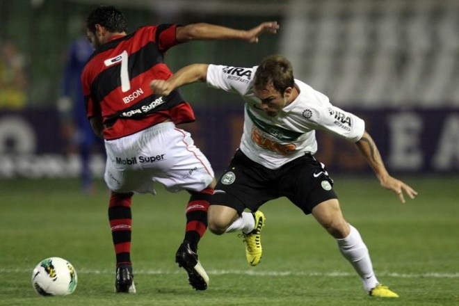 Ibson rouba boa bola para o Flamengo |