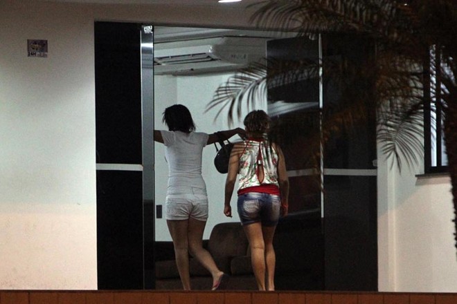 Garotas de programa na entrada de um flat na praia de Iracema em Fortaleza |