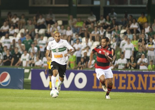 Deivid carrega a bola em sua estreia pelo Coxa |