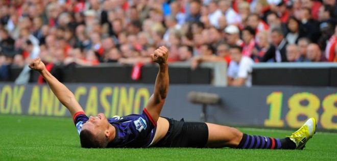 Podolski comemora gol em cima do Liverpool | 