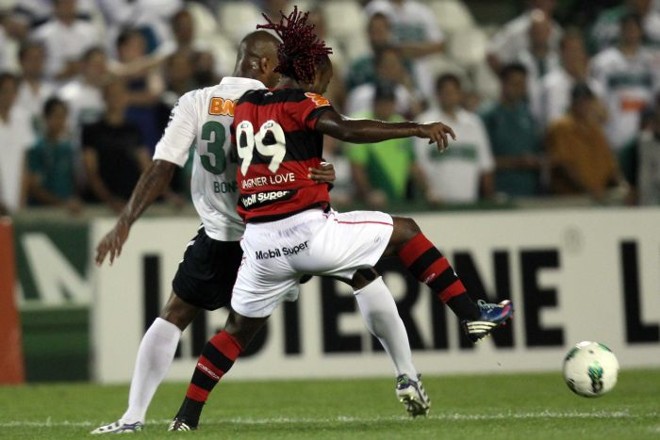 Atacante flamenguista Vagner Love tenta passar por Bonfim no meio-campo |