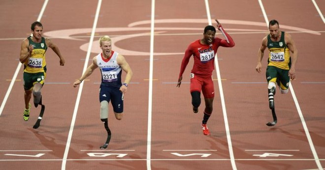 Oscar Pistorius (direita) foi apenas o quarto colocado nos 100 m. Prova foi vencida pelo britânico Jonnie Peacock (segundo da esquerda) | Adrian Dennis / AFP