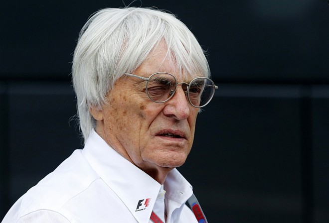 Bernie Ecclestone, presidente comercial da F-1, assiste ao treino classificatório do GP da Bélgica em Spa | 