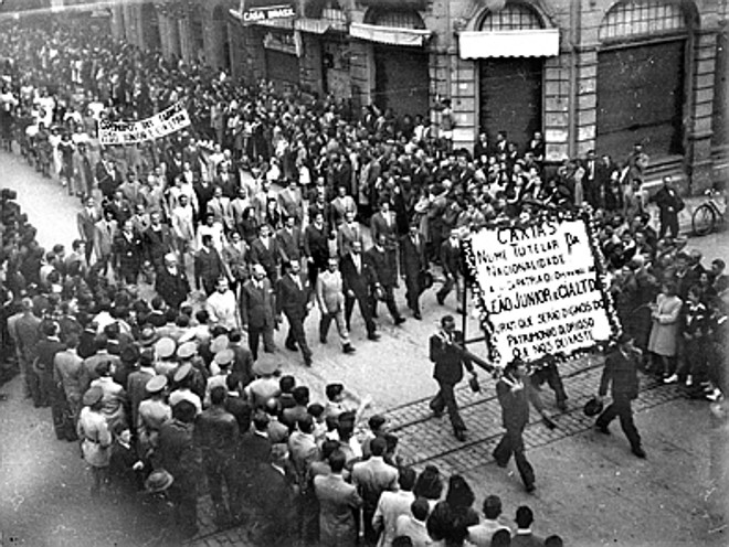 No tempo da ditadura de Getúlio Vargas os civis empregados na industria e comércio eram obrigados a desfilar noDia da Pátria. Década de 1940 | 