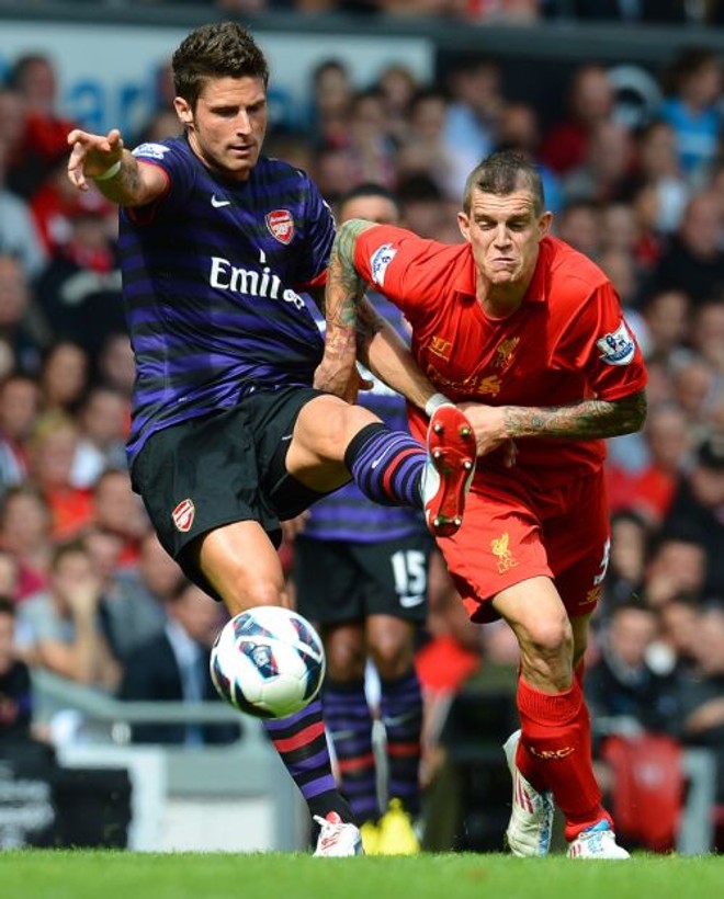 Olivier Giroud e Daniel Agger em disputa de bola | 