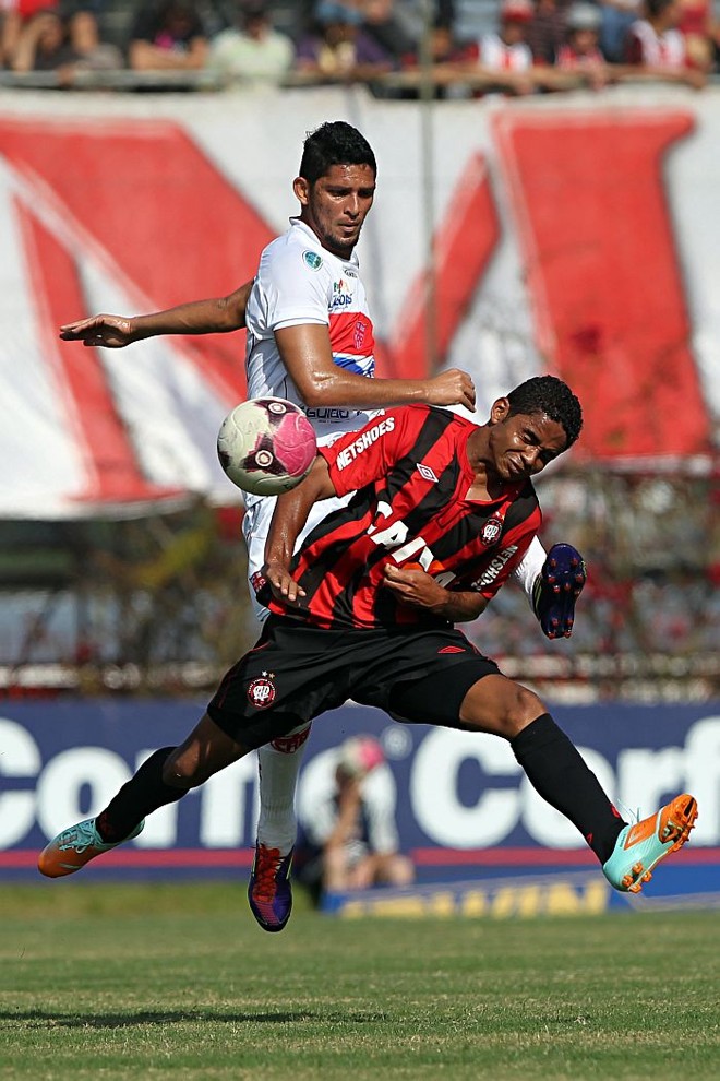 Deivid tenta desarmar jogada do CRB | 