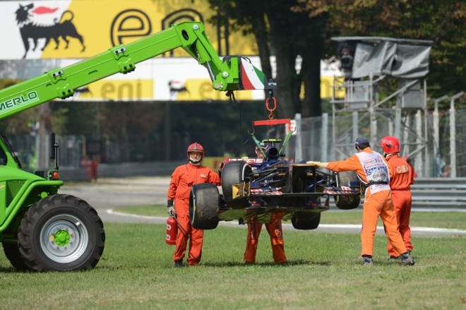 O carro do piloto Jean Eric Vergne é rebocado, após o piloto abandonar a prova |