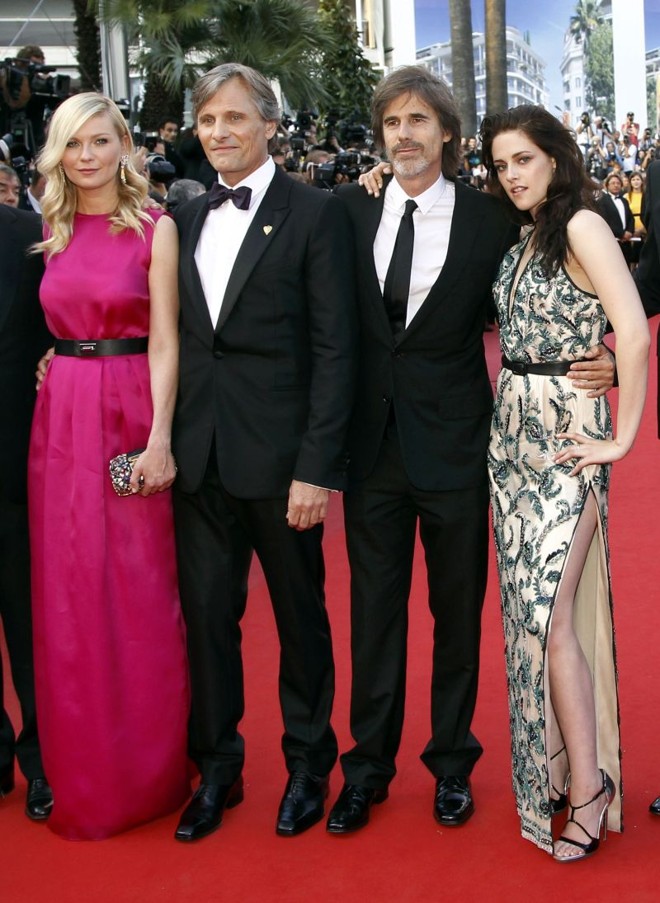 Diretor Walter Salles com elenco do filme On The Road: Kristen Stewart, Kirsten Dunst and Viggo Mortensen no tapete de vermelho do Festival de Toronto |