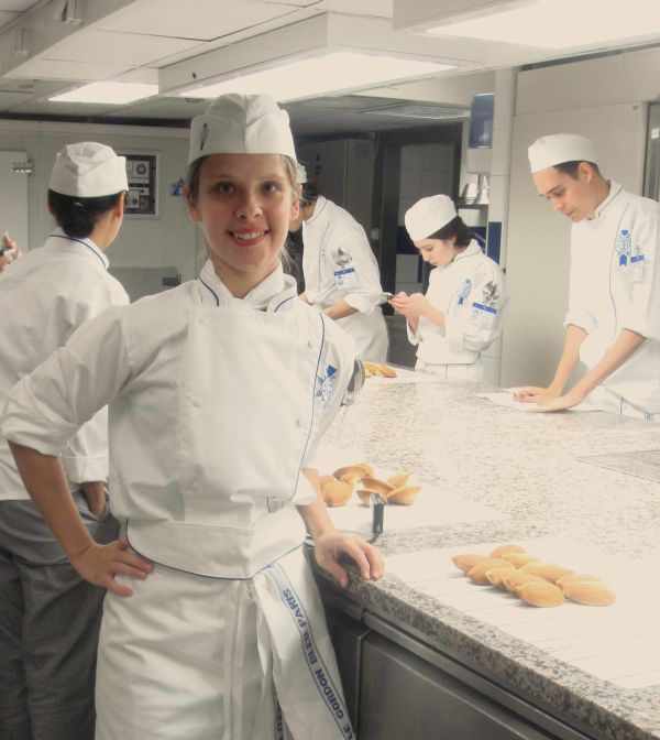 Laysa Ditzel Durski, filha do chef Junior Durski, com colegas na cozinha da Le Cordon Bleu, em Paris, onde ela acaba de se formar em Patisserie | Arquivo pessoal