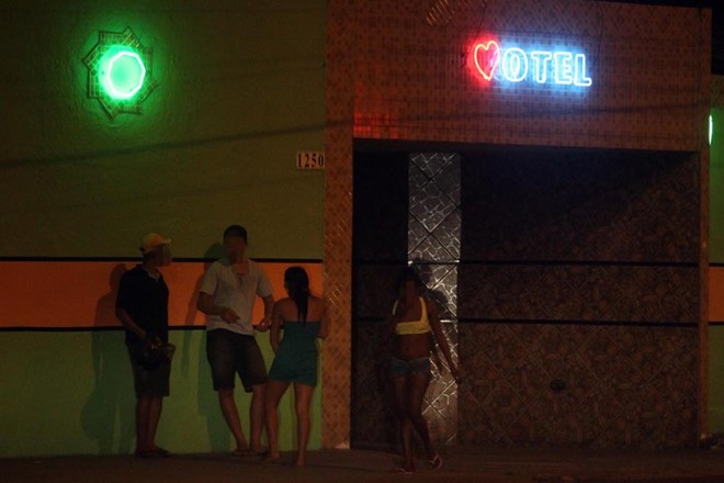 Movimentação de garotas de programa em frente ao motel na praia Barra do Ceará em Fortaleza |