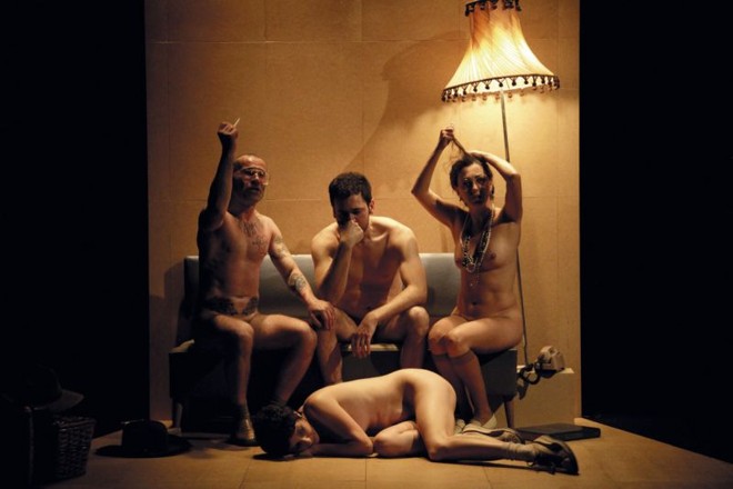 Isso Te Interessa?, de Marcio Abreu, com a curitibana Cia. Brasileira de Teatro, apresenta gerações de uma família vivendo a sutil violência cotidiana |