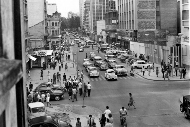 Rua XV de Novembro esquina com a Marechal Floriano, em 1965, ano em que começaram as grandes mexidas no centro da cidade |
