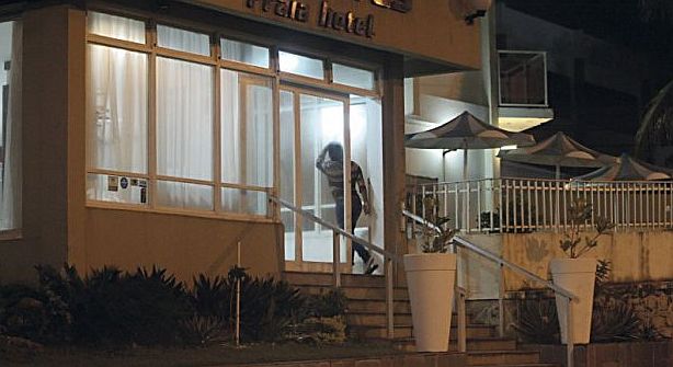 Adolescente entra em hotel de Salvador, depois de ter sido agenciada pelo recepcionista para dois supostos clientes | Albari Rosa/Gazeta do Povo