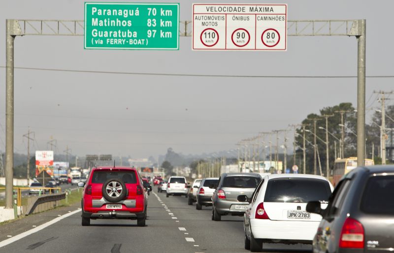 Movimento rumo ao litoral do PR: estimativa de 33 mil automóveis na praça do pedágio | Antônio Costa/Gazeta do Povo