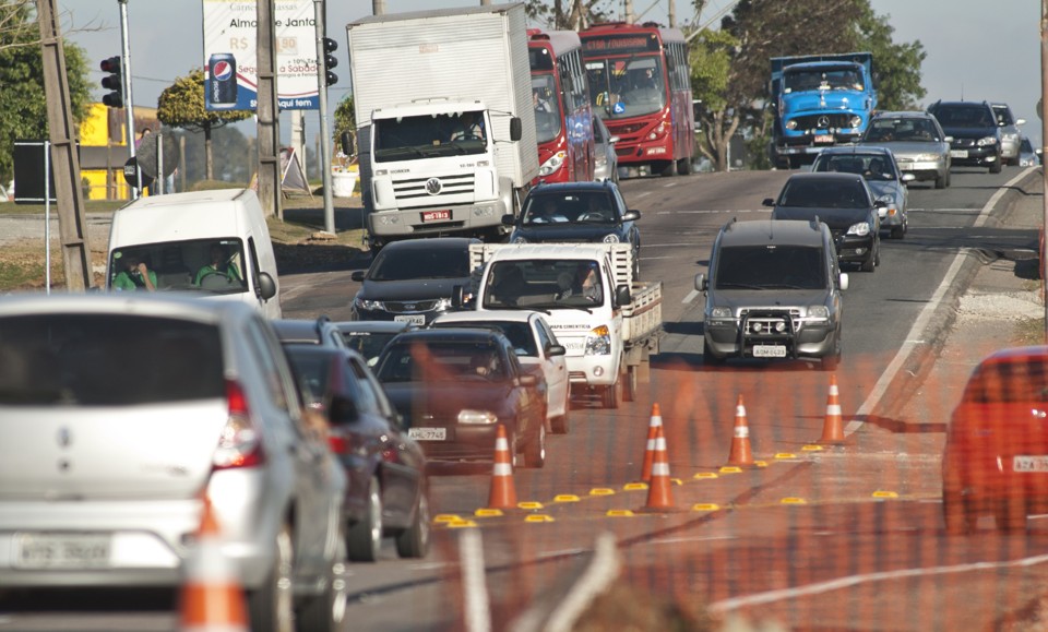 A Avenida das Torres, uma das mais problemáticas de Curitiba, vem recebendo obras para a Copa de 2014 | Marcelo Andrade/ Gazeta do Povo