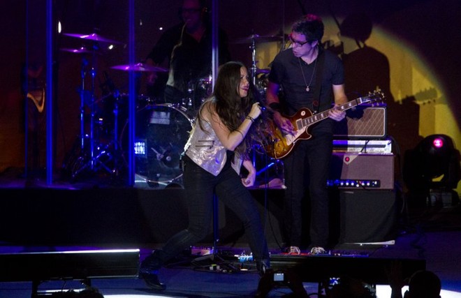 Apostura doçura e, ao mesmo tempo, roqueira da cantora levou o público ao delírio | 