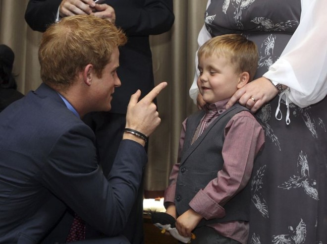 Príncipe Harry conversa com Alex Logan, de 6 anos, durante cerimônia da WellChild |