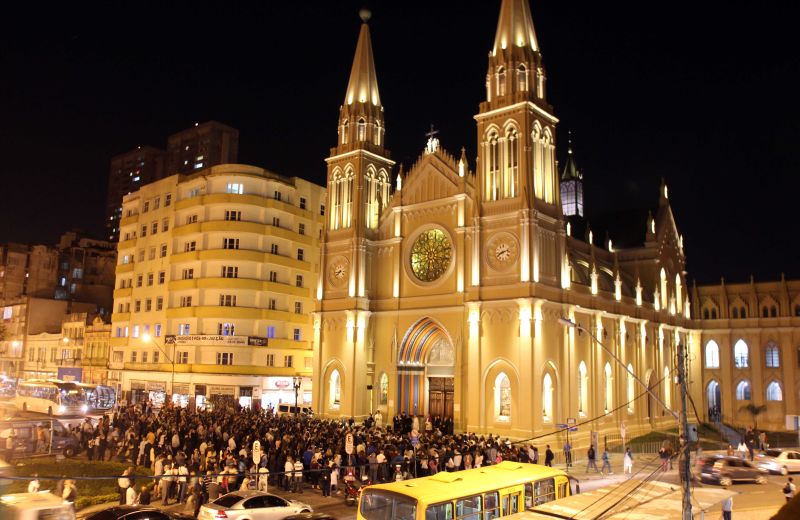 Catedral estava iluminada para reinauguração nesta quinta-feira (6) | Walter Alves/ Agência de Notícias Gazeta do Povo