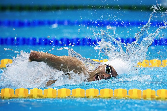 Recorde adiado- Os nadadores Daniel Dias (foto) e André Brasil tiveram ontem a chance de, juntos, se tornarem os maiores medalhistas de ouro do Brasil na história em Paralimpíadas. No entanto, na prova do revezamento 4x100 metros livre, a equipe brasileira  que contou com a dupla  ficou fora do pódio, em quarto lugar | 