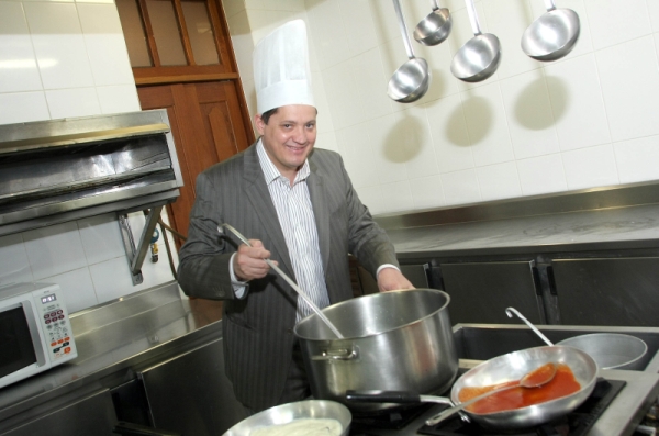 Garçom tem que ser invisível. Só responde se perguntam. Mas afinal, o que eu ia falar com o Joseph Safra? Que assunto você tem com um bilionário, vai contar que acordou às cinco e pegou três ônibus? | Mauro Campos