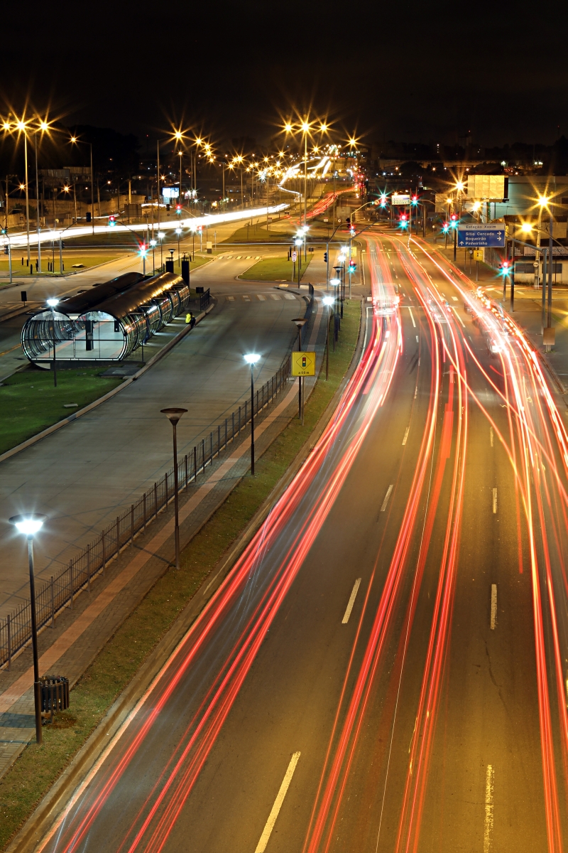 Vista noturna da Linha Verde, com estação-tubo e canaleta exclusiva para ônibus: soluções criativas de décadas passadas continuam sendo usadas, mas sem que algo novo seja proposto | Albari Rosa/Gazeta do Povo
